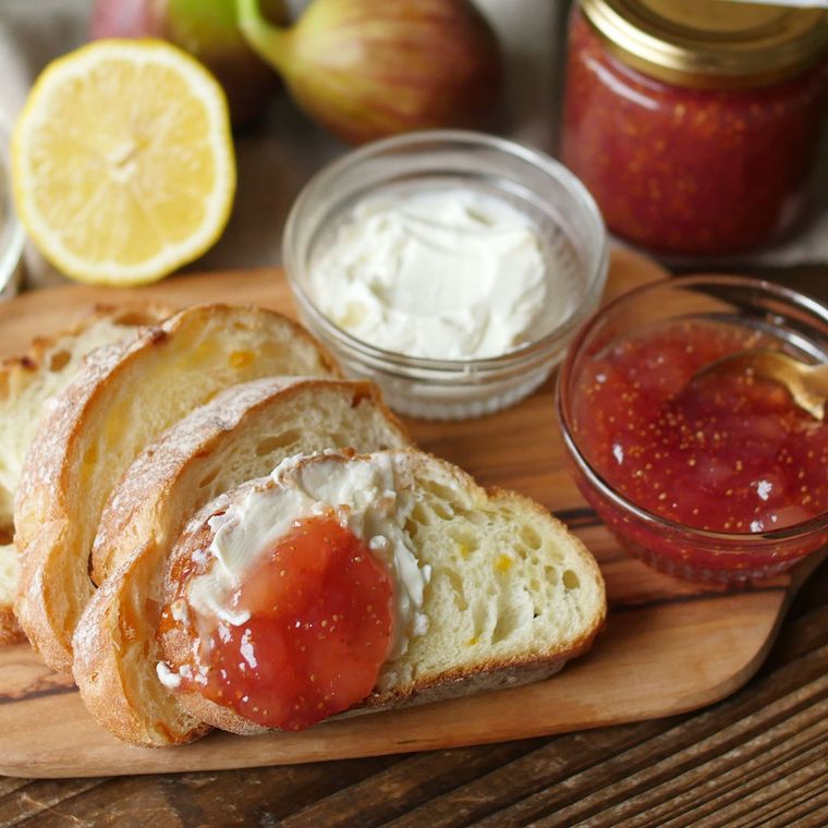 いちじくのジャムと生クリームを塗ったパン