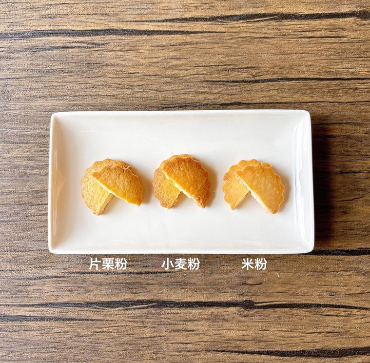 四角の白色の皿に並んだ片栗粉、小麦粉、米粉で作ったクッキーを割ったもの