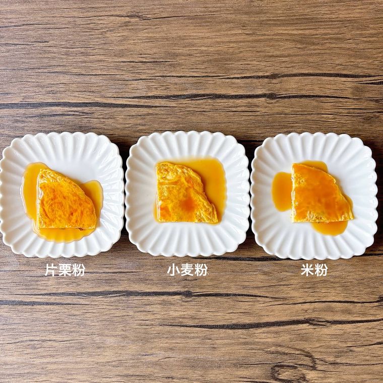 四角の白色の皿に並んだ片栗粉、小麦粉、米粉で作ったあんかけ