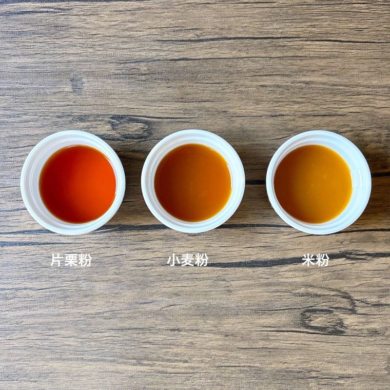 ココット型に入った片栗粉、小麦粉、米粉で作ったあん