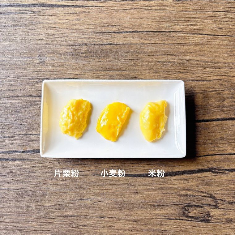 四角の白色の皿におかれた片栗粉、小麦粉、米粉で作ったカスタードクリーム