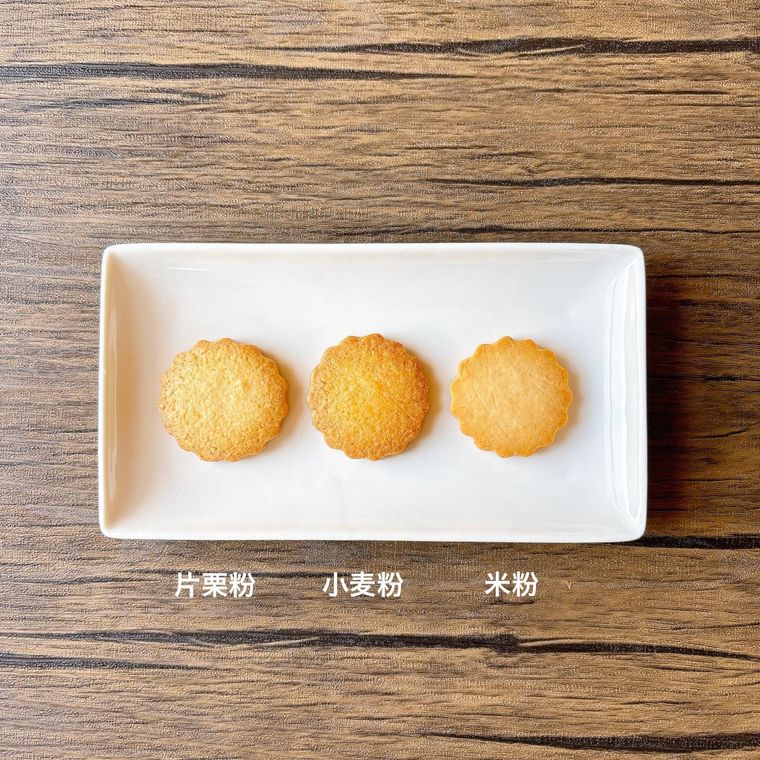 四角の白色の皿に並んだ片栗粉、小麦粉、米粉で作ったクッキー