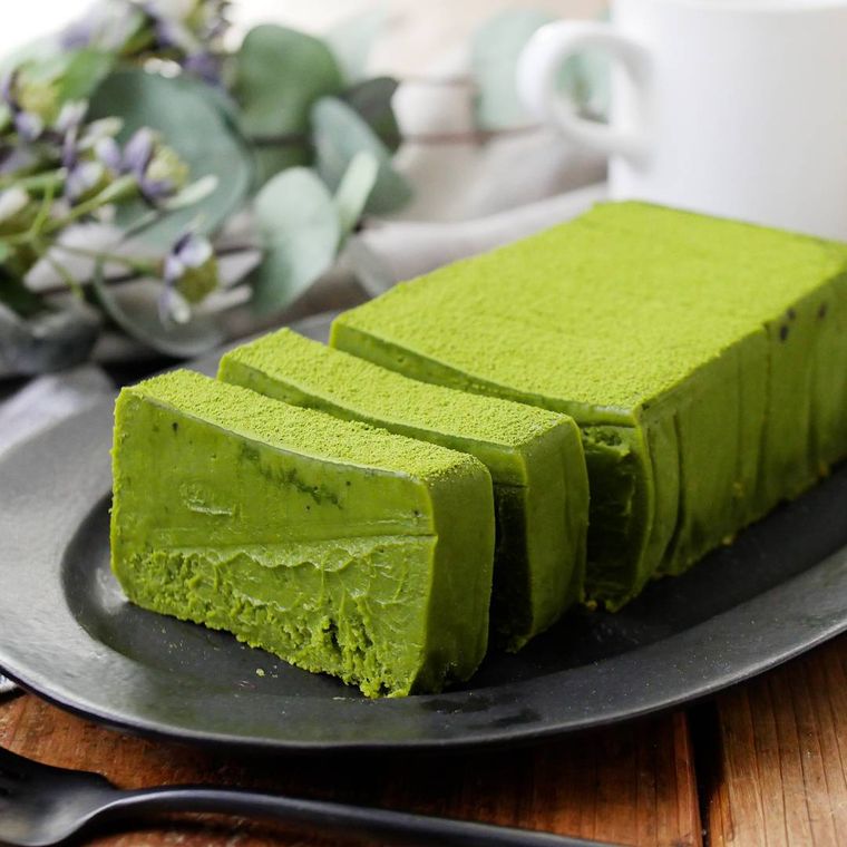 黒い楕円型の皿に盛り付けた抹茶テリーヌ