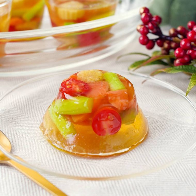 透明な皿にのった野菜の簡単カップテリーヌ