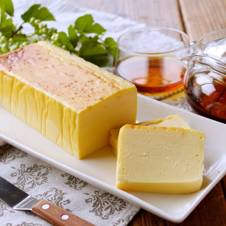 白い長皿に盛り付けたさつまいものチーズテリーヌ