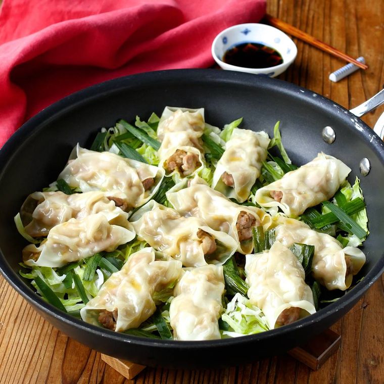 フライパンで焼いた豚こま肉の包まない餃子