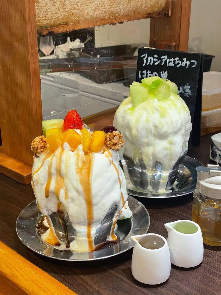 銀のお盆に乗ったヨーグルトがたっぷりとかかったかき氷
