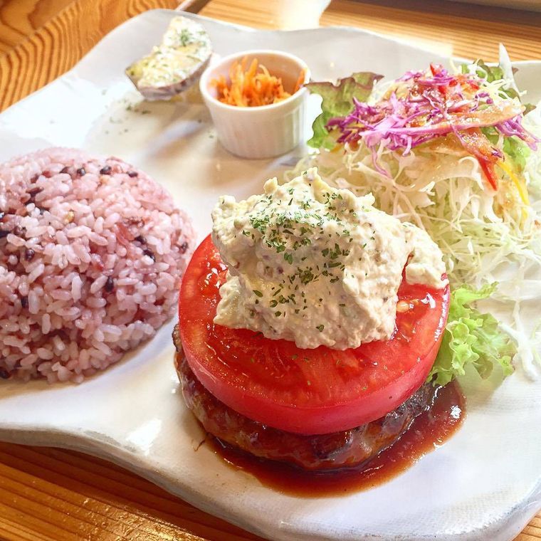 ワンプレートに盛り付けられたアボカドのタルタルソースハンバーグ