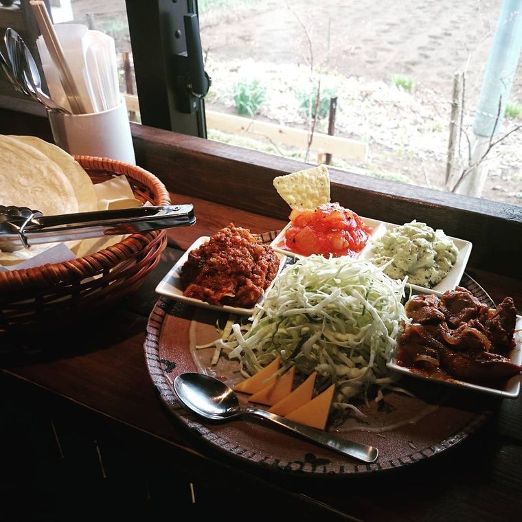 中山タコス店 ムクバルのタコスやサラダが並んだTACOS