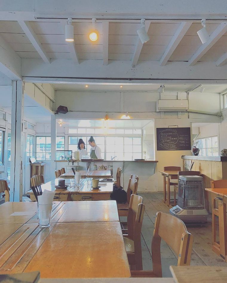 白を基調とした落ち着いた空間が広がるヒジノワ カフェアンドスペースの店内