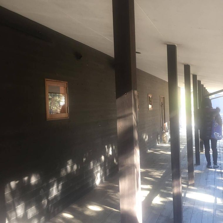 自然に面したもえぎ本店の通路