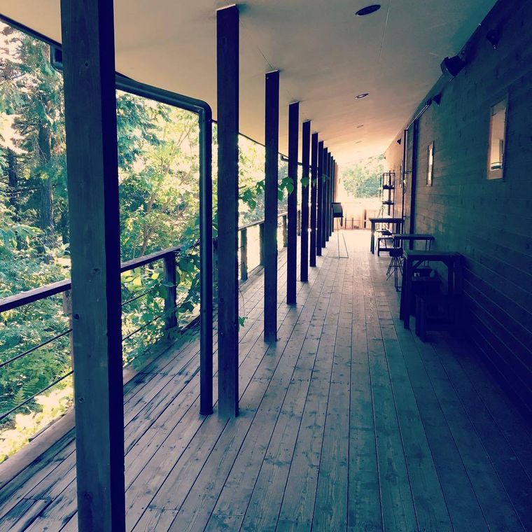 自然に面したもえぎ本店のテーブル席