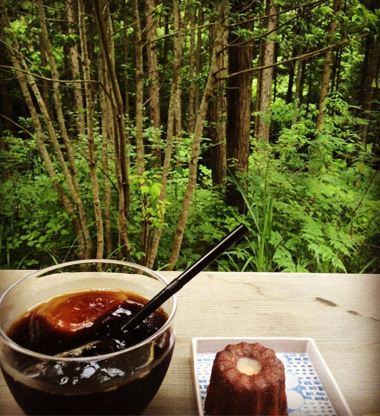 コーヒーとカヌレが置かれている様子