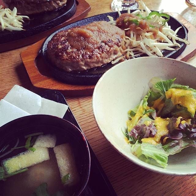 サラダやスープが添えられた 鉄板焼きハンバーク