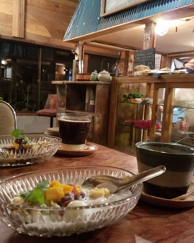 作坊吃のスイーツとドリンクが並んでいる様子