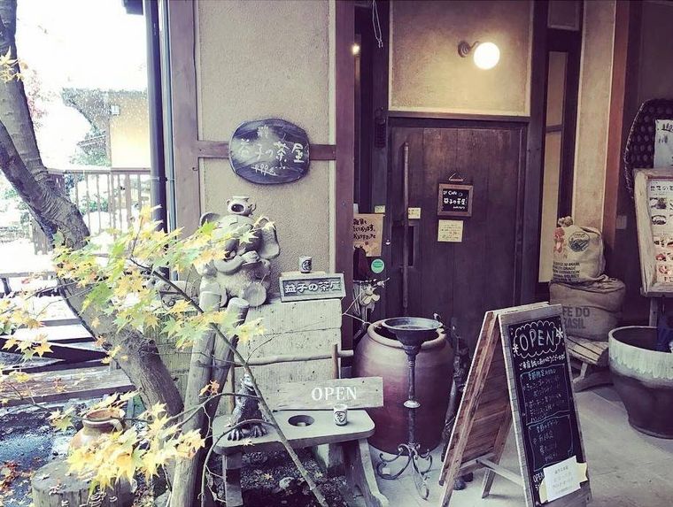 隠れ家のような雰囲気の「カフェ・ランチ・雑貨 益子の茶屋」の外観
