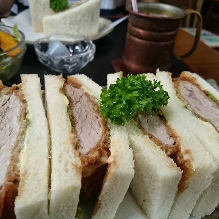 パセリが添えられたカツサンド