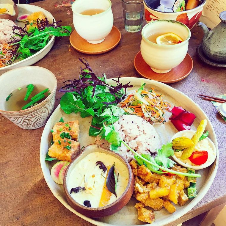 野菜やスープなどが並んだチィプレート