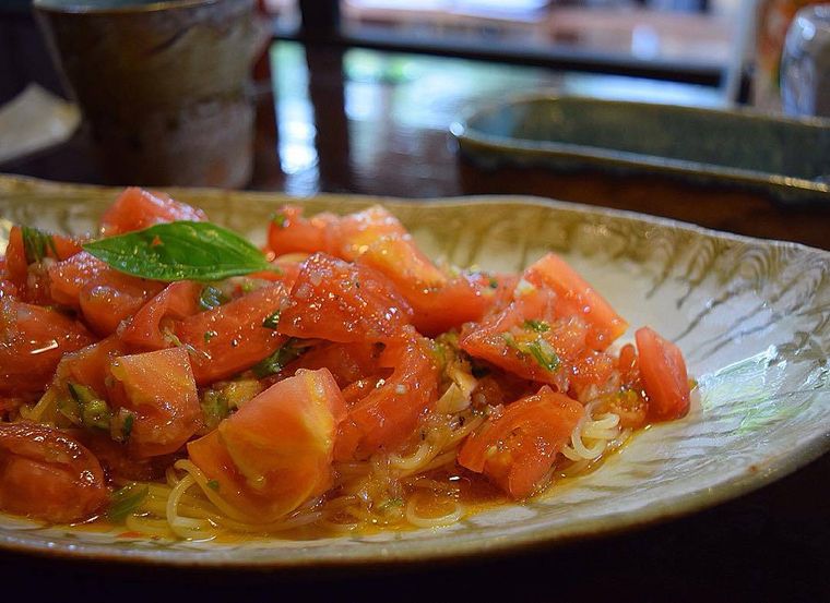 トマトがたっぷりと入ったパスタ料理