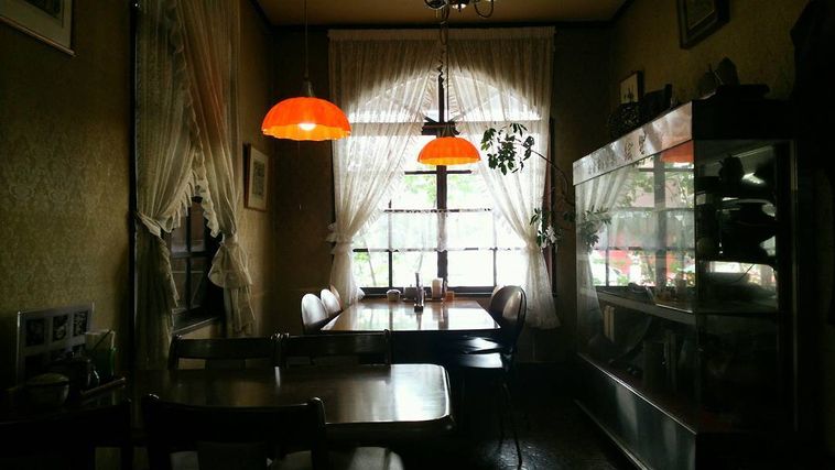 カフェ アンド レストラン 絵里珈の店内