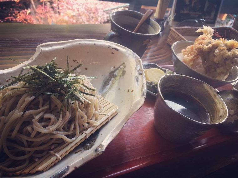 ご飯の上に天ぷらがのった「ミニ天丼＆ざるそばセット」