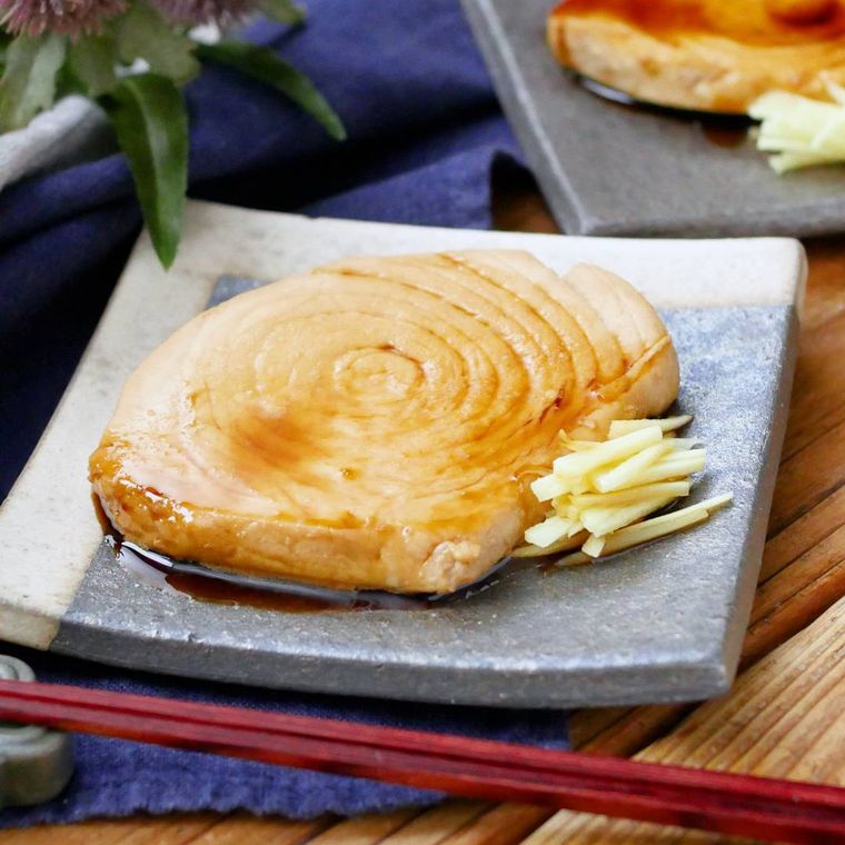 器に盛られたカジキマグロの煮付け