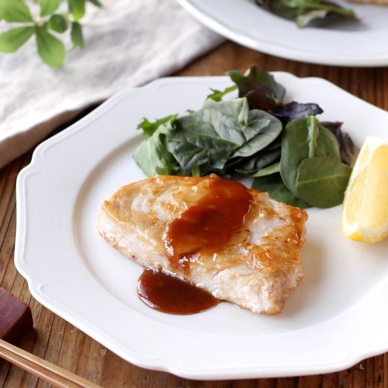 白い皿に盛りつけられたカジキマグロのにんにくしょうゆ照り焼き
