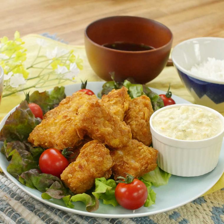 白い角皿に盛りつけられたカジキマグロのコーンフレークフライ