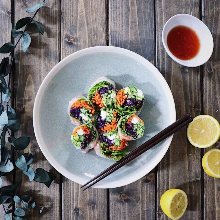 白いお皿に盛られたカラフル生春巻きとソース