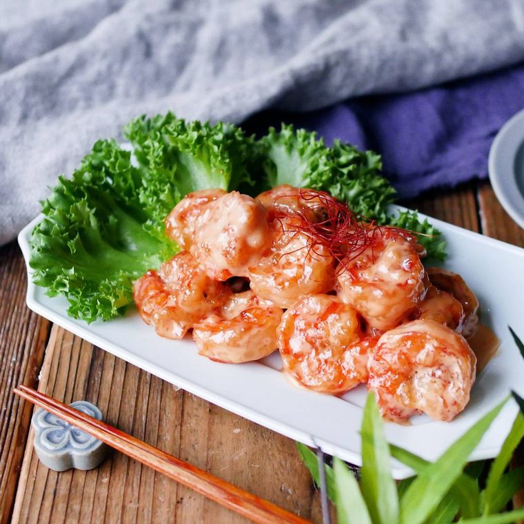 白い皿に盛り付けられたエビマヨ