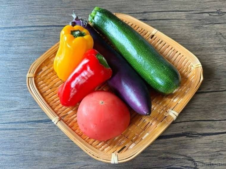 竹ざるにのった野菜