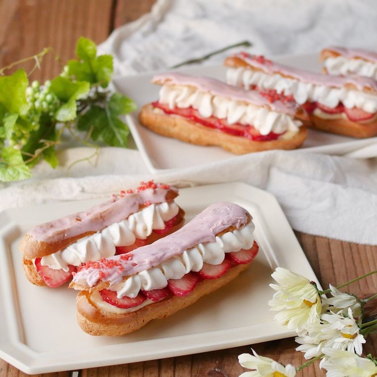 白い皿に並んでいるいちごのダブルクリームエクレア