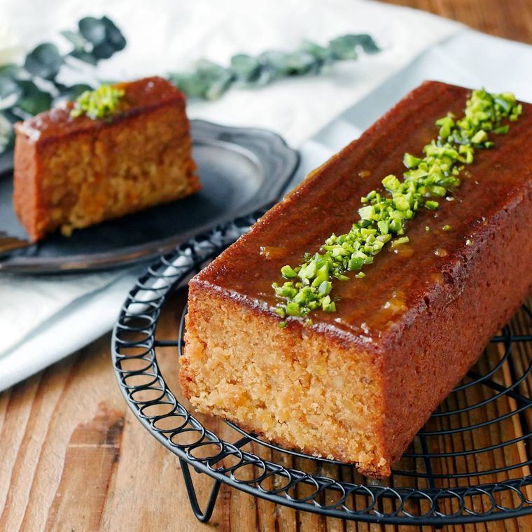 ケーキクーラーにのったオレンジピールのパウンドケーキとお皿に切り出したもの