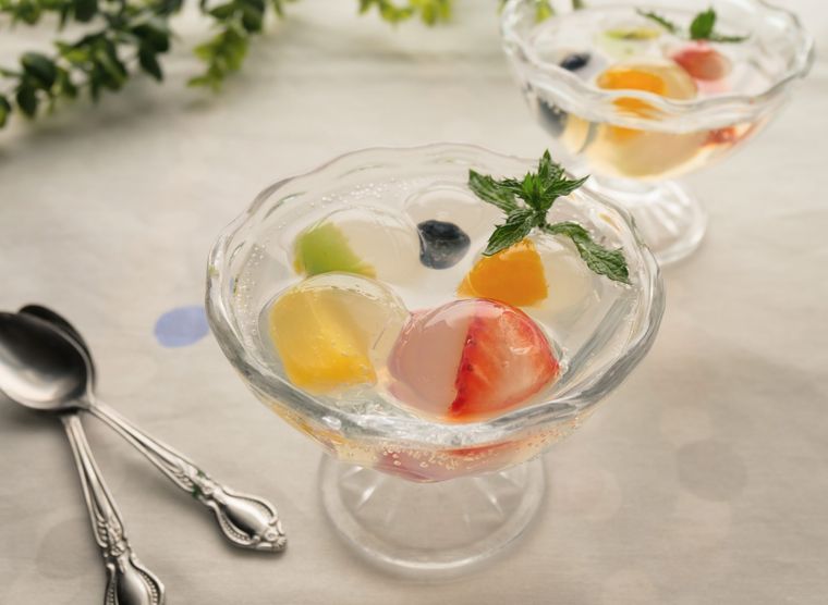 ガラスの器に盛られた九龍球2個