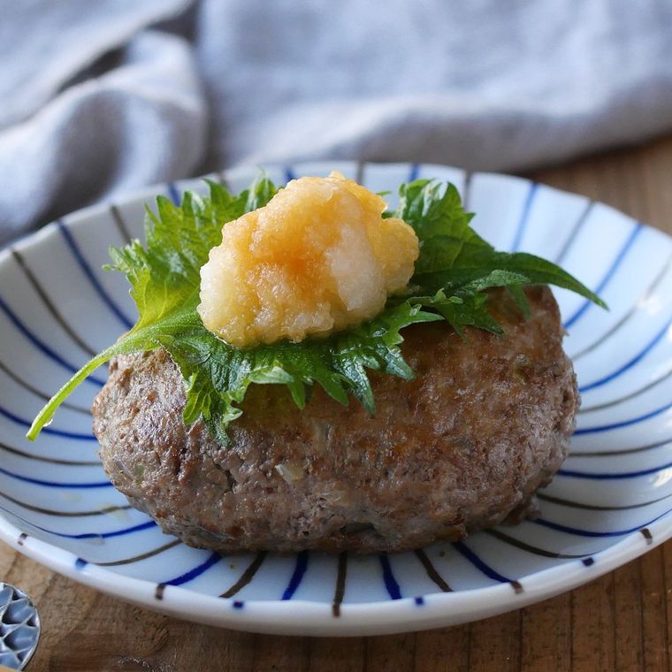和皿に盛り付けた 高野豆腐をつなぎに使ったハンバーグ