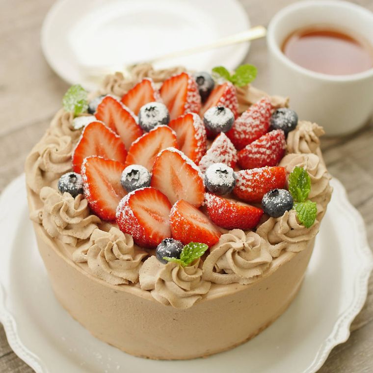 白い皿に盛られた、チョコクリームのデコレーションケーキ