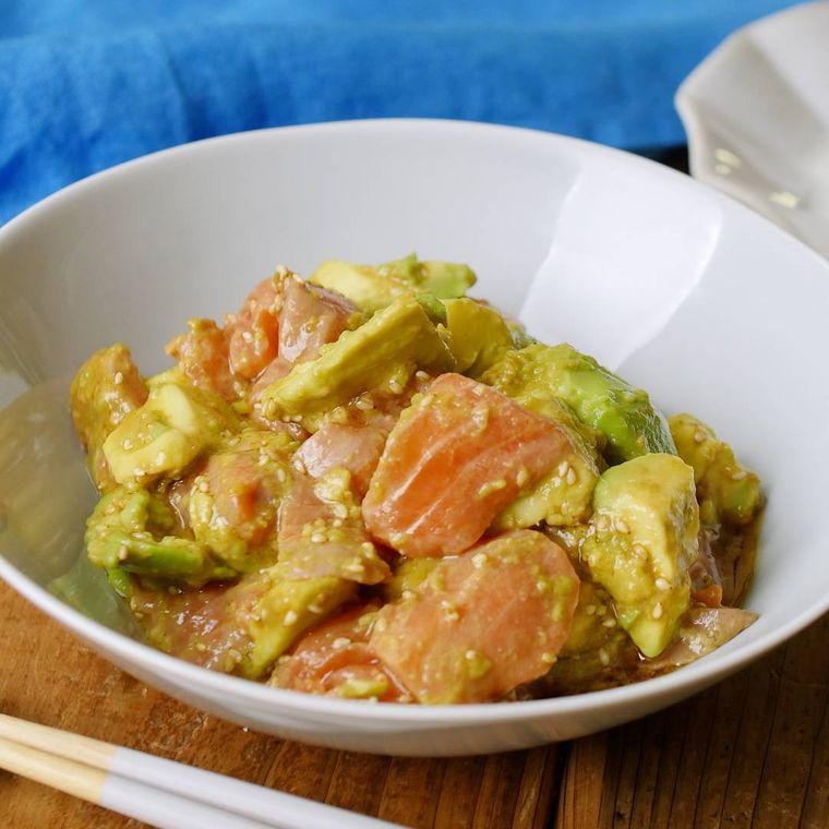 サーモンとアボカドのポキ