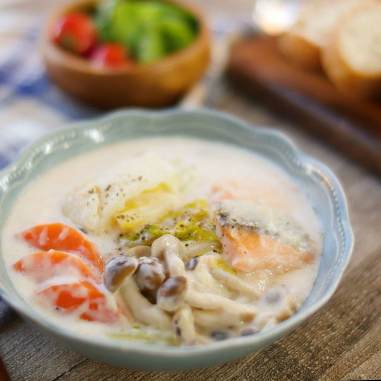 深めの皿に盛り付けられた鮭ときのこのクリーム煮