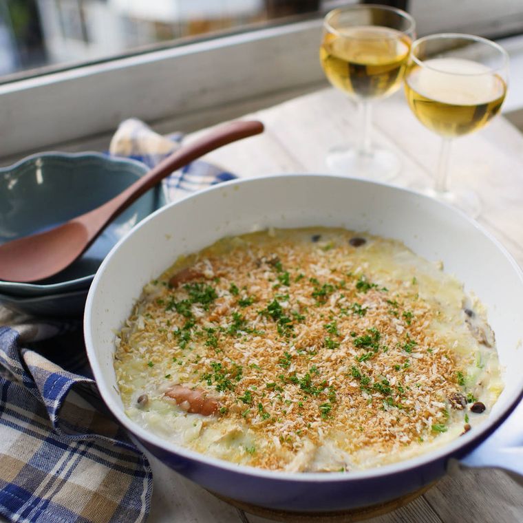 白い深皿に入った白菜ときのこのクリームグラタン