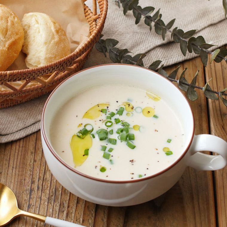 白いカップに盛り付けられた落とし卵のミルク味噌スープ