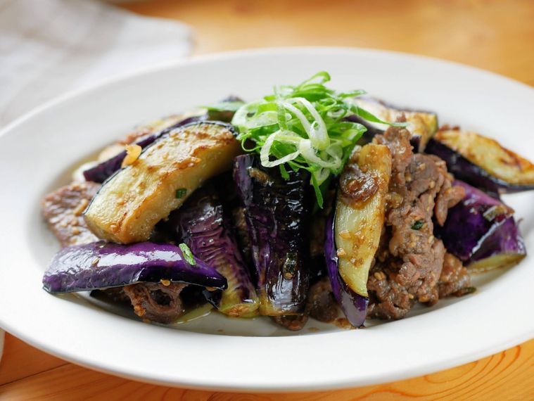 器に盛られたプルコギとなすの炒め物