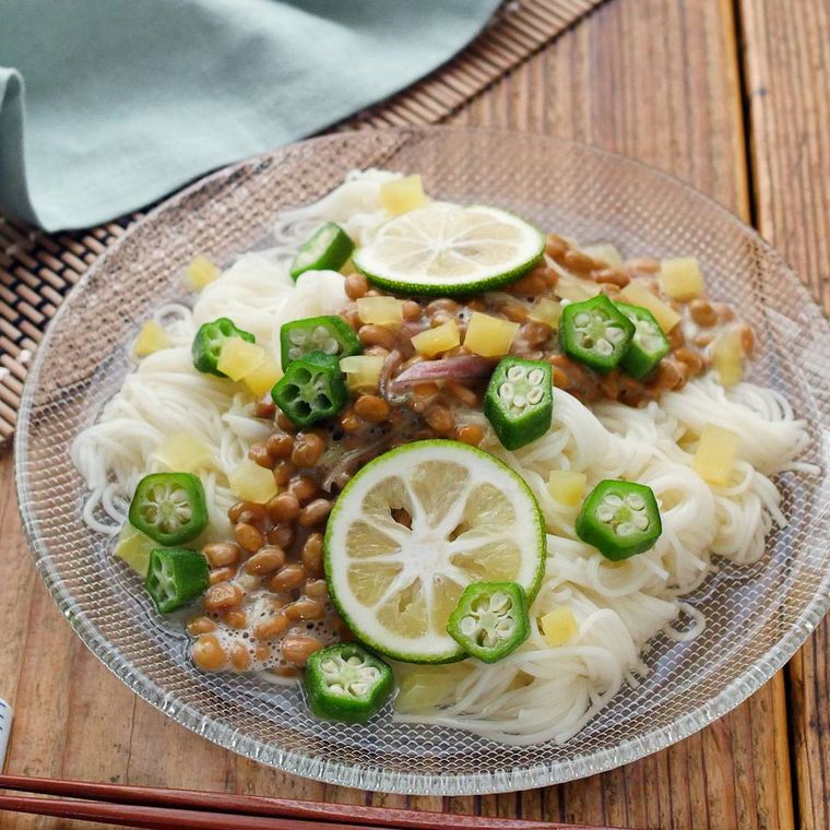 ガラスの皿に盛られた、納豆とオクラのねばねばそうめん