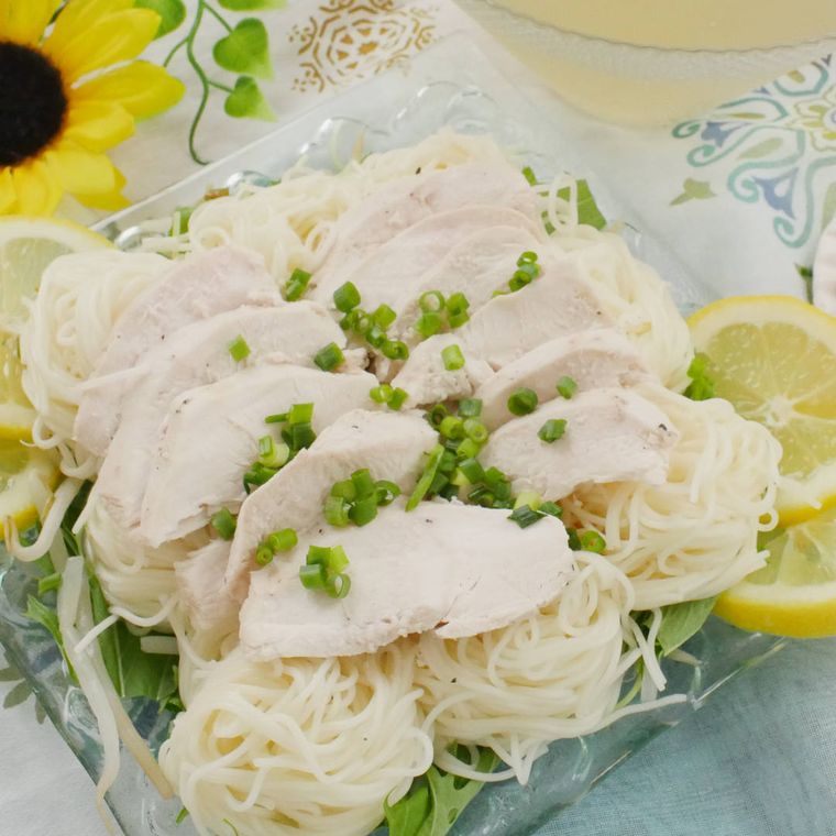鶏むね肉がのっている冷やしそうめんフォー