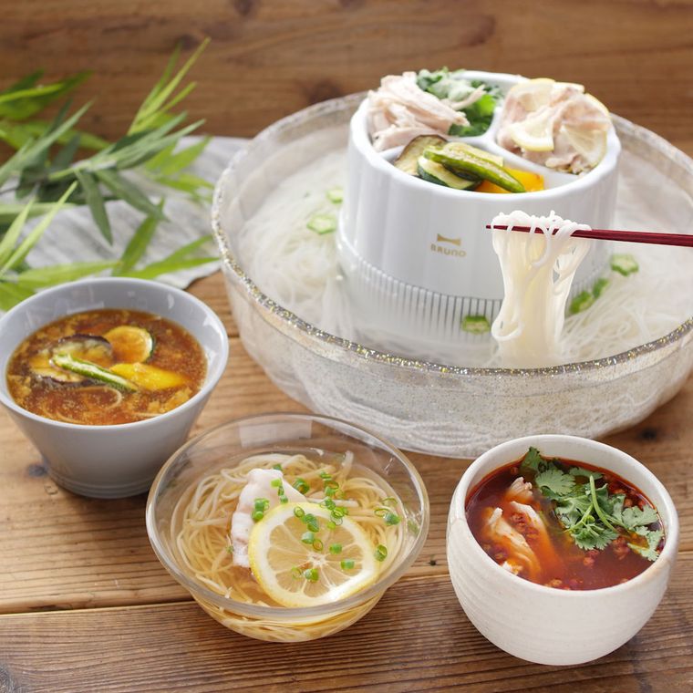 3種のそうめんつけダレと流しそうめん器があるテーブル