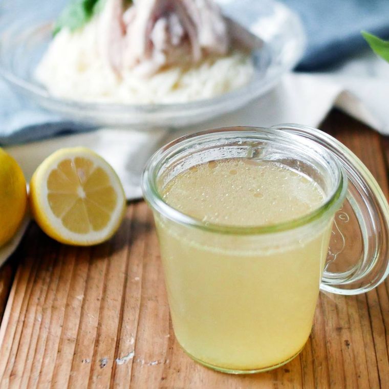 ガラスの器に入った、レモンそうめんつゆ