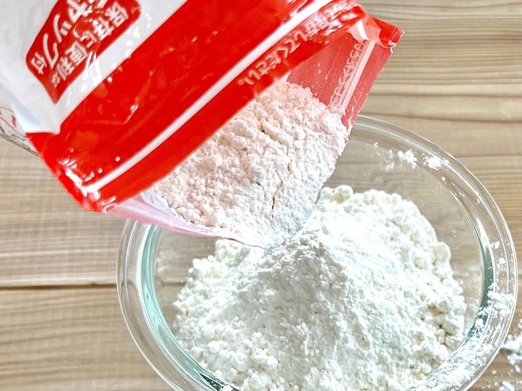 袋から直に小麦粉を出している様子