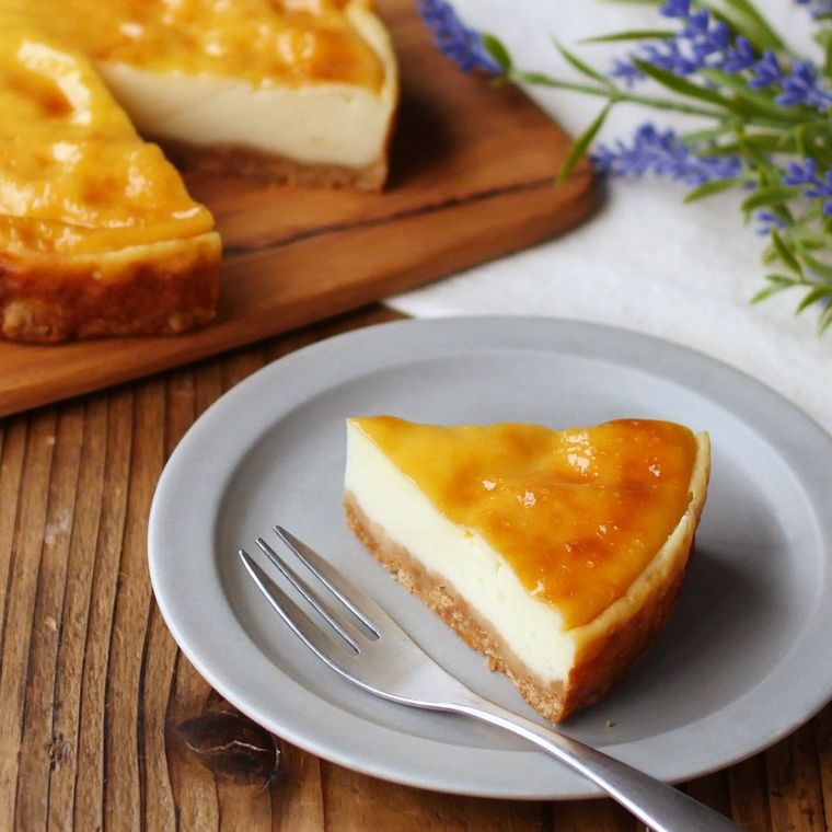 淡いグレーの小皿に切り分けられた、ヨーグルトケーキ