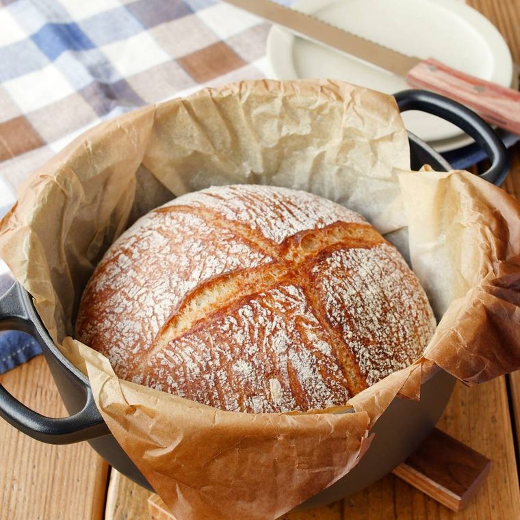 超簡単こねないカリもちパンが黒い鍋にできあがって入っているところ