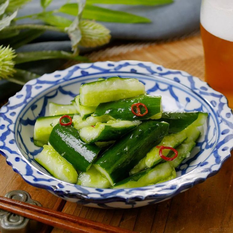 青色の模様が入った白色の深皿に入ったきゅうりの浅漬け