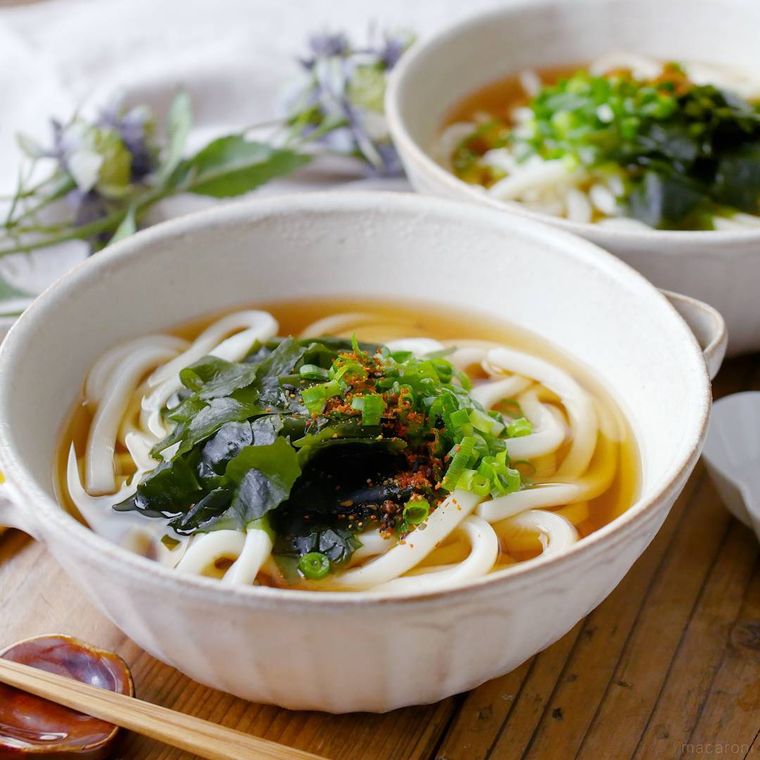 白色の丼に入ったわかめうどん